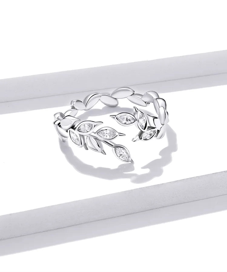 Sterling silver ring designed with alternating smooth and pavé-set marquise leaves, evoking a graceful wheat stalk, from the Bianco Nero collection.