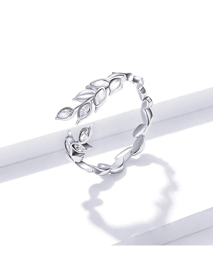 Sterling silver ring designed with alternating smooth and pavé-set marquise leaves, evoking a graceful wheat stalk, from the Bianco Nero collection.