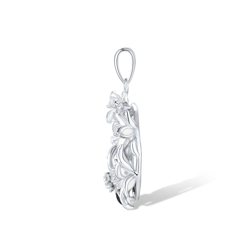 Pendant with alternating black and white floral elements arranged in a circular wreath