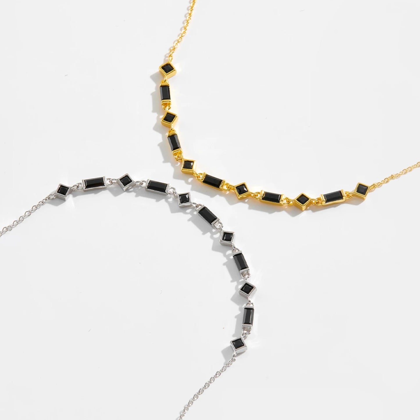 Silver bracelet with alternating square and rectangular black stones on a fine chain, from the Vindemia line.
