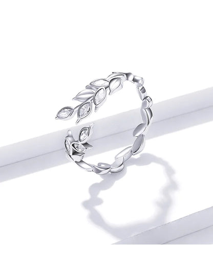 Sterling silver ring designed with alternating smooth and pavé-set marquise leaves, evoking a graceful wheat stalk, from the Bianco Nero collection.

