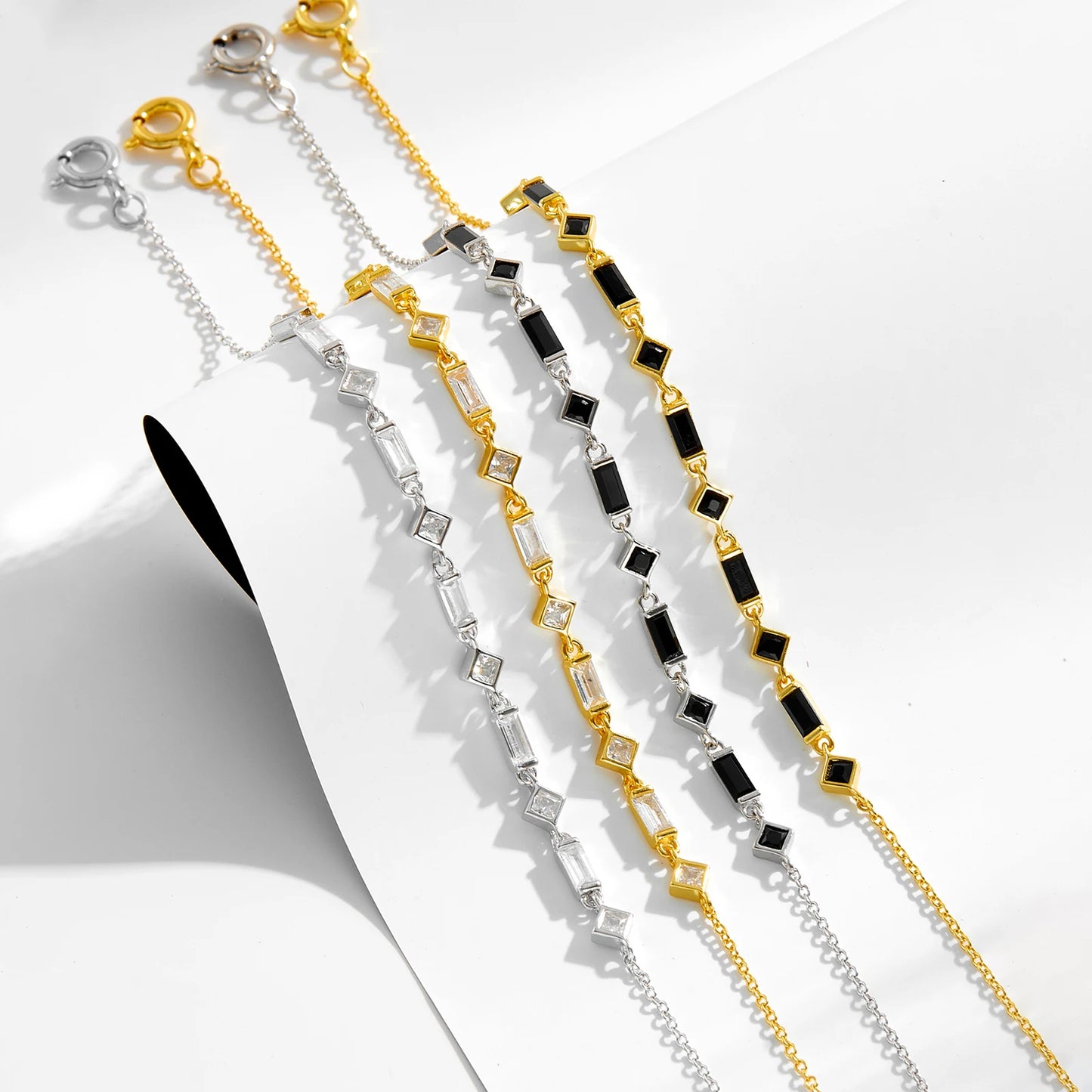 Silver bracelet with alternating square and rectangular black stones on a fine chain, from the Vindemia line.


