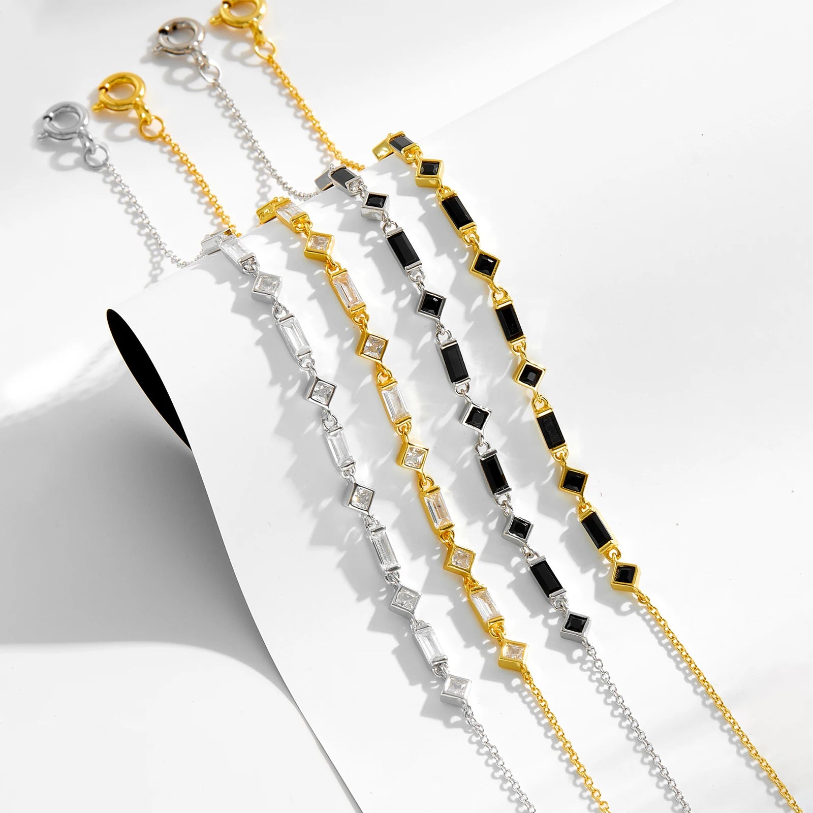 Silver bracelet with alternating square and rectangular black stones on a fine chain, from the Vindemia line.

