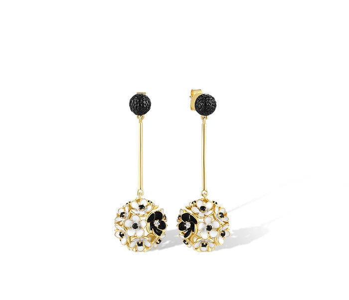 Fiore Scuro jewelry set featuring gold-tone earrings, ring, and pendant with white and black floral detailing from the Bianco Nero collection.

