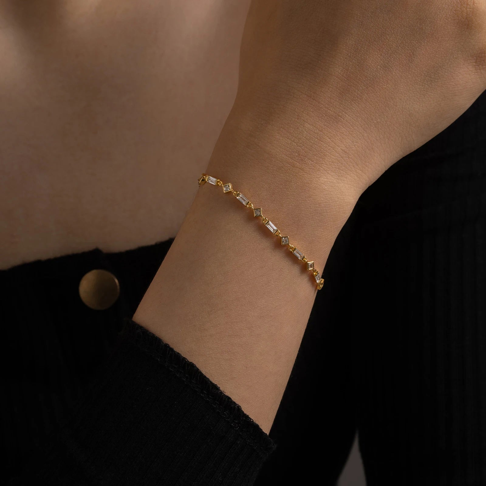 Silver bracelet with alternating square and rectangular black stones on a fine chain, from the Vindemia line.

