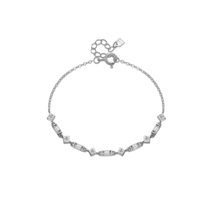Silver bracelet with alternating square and rectangular black stones on a fine chain, from the Vindemia line.

