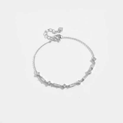 Silver bracelet with alternating square and rectangular black stones on a fine chain, from the Vindemia line.

