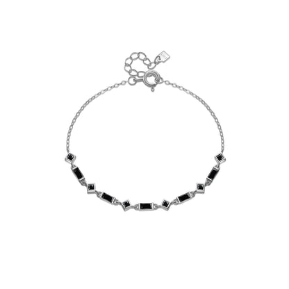 Silver bracelet with alternating square and rectangular black stones on a fine chain, from the Vindemia line.

